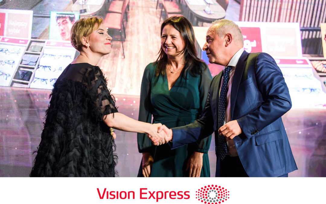 Acteeum presented the PRCH Award to Vision Express